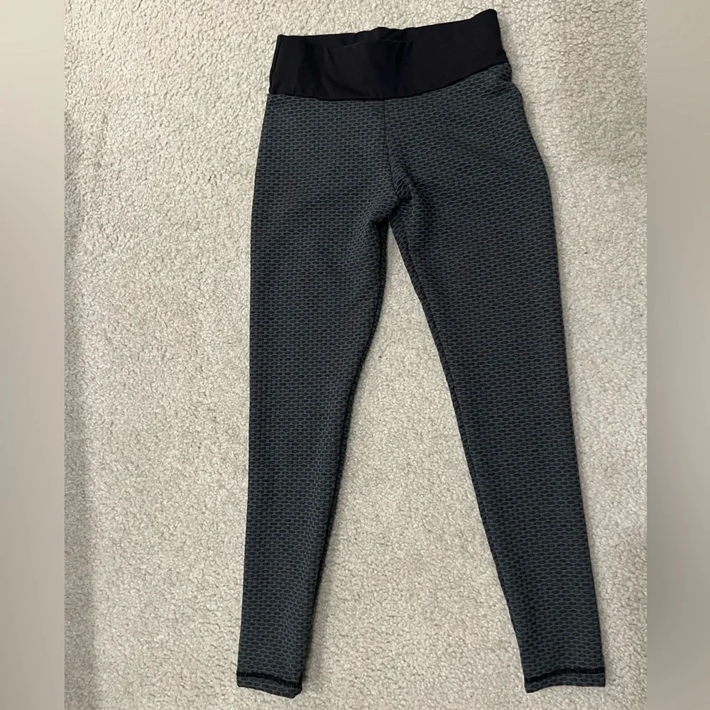NWOT women’s scrunch viral leggings (size M) - Picture 2 of 3